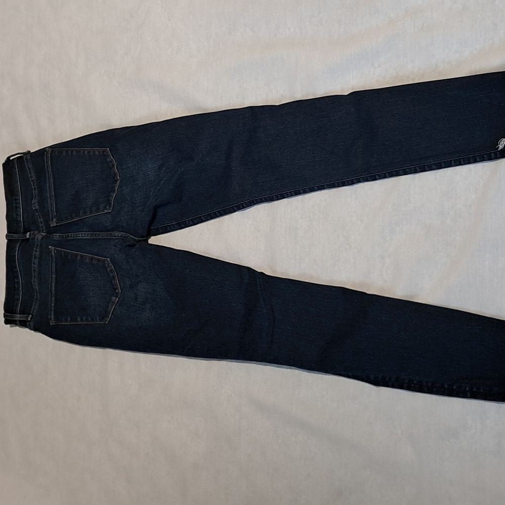 Abercrombie & Fitch Ultra High Rise Super Skinny Size 2/26. Distressed. - Picture 4 of 14
